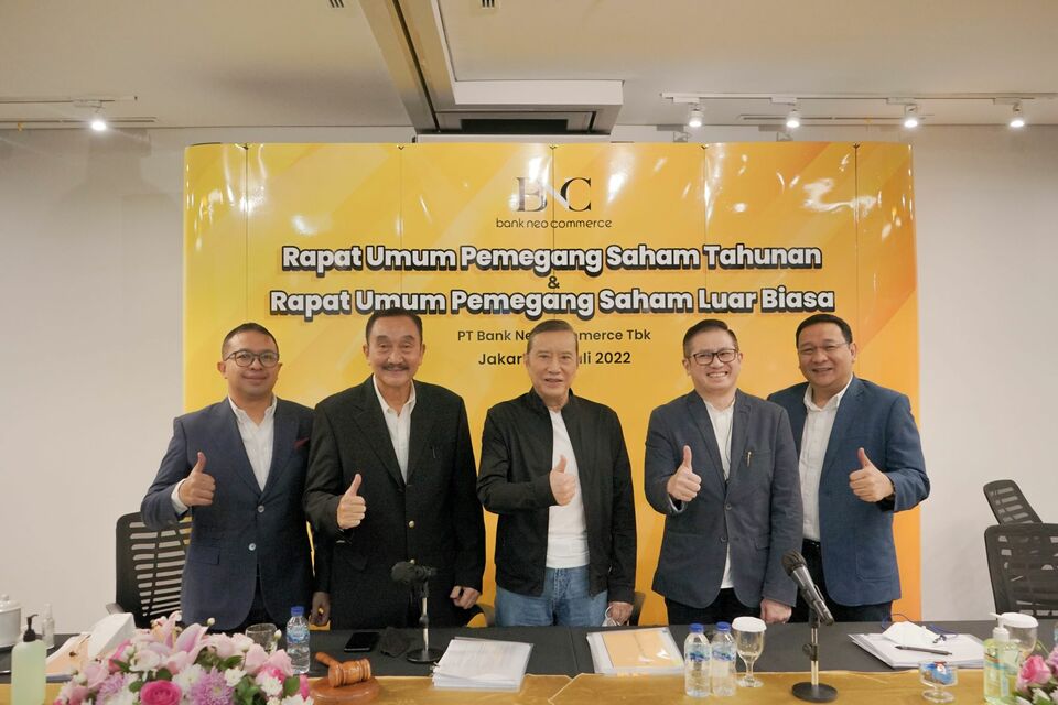 (Ki-Ka) Direktur Bisnis PT Bank Neo Commerce Tbk, Aditya Windarwo; Komisaris Utama Suprihadi,  Komisaris Tjandra Mindarta Gozali, Direktur Utama  Tjandra Gunawan dan Direktur Kepatuhan Ricko Irwanto berfoto bersama setelah  RUPS di  akarta, Kamis (21/7)