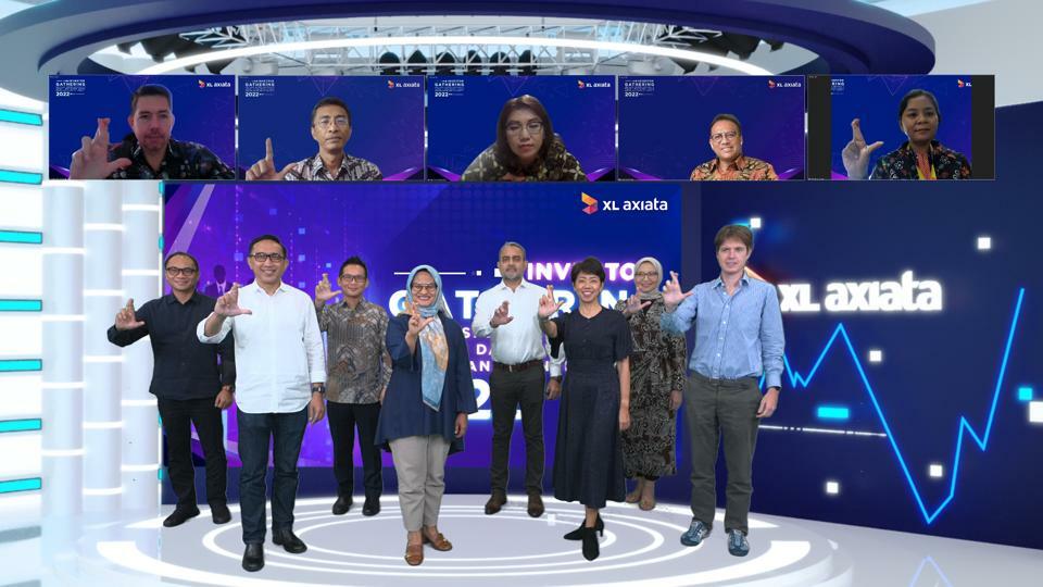 (ki-ka bawah) Direktur & Chief Technology Officer XL Axiata, I Gede Darmayusa, Direktur & Chief Finance Officer XL Axiata, Budi Pramantika, Head of Investment Banking Capital Market PT BRI Danareksa Sekuritas, Edwin Sukri, Presiden Direktur & CEO XL Axiata, Dian Siswarini, Direktur & Chief Commercial Officer - Home Enterprise XL Axiata, Abhijit J. Navalekar, Direktur & Chief Strategic Transformation & IT Officer XL Axiata, Yessie D. Yosetya, Head of Investment Banking PT Mandiri Sekuritas, Shery Juwita Lestari, dan Direktur & Chief Commercial Officer - Consumer XL Axiata, David Arcelus Oses foto bersama usai menggelar acara XL Axiata Investor Gathering tentang pengumuman rencana penawaran umum untuk Obligasi Berkelanjutan II Tahap 1 dan Sukuk Ijarah Berkelanjutan III Tahap 1 Tahun 2022 di Jakarta, Rabu (27/7).