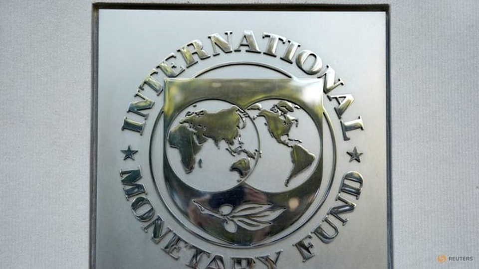 Logo Dana Moneter Internasional (IMF) terlihat di gedung markas IMF saat pertemuan tahunan IMF/ Bank Dunia di Washington, AS pada 14 Oktober 2017. (FOTO: REUTERS/Yuri Gripas)