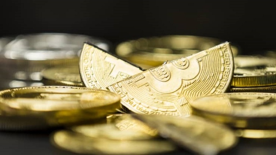 Dana miliaran dolar terhapus dari pasar aset kripto dalam beberapa bulan terakhir. Perusahaan di industri merasakan sakitnya. Perusahaan pemberi pinjaman dan perdagangan menghadapi krisis likuiditas dan banyak perusahaan telah mengumumkan PHK. (FOTO: Yu Chun Christopher Wong | S3studio | Getty Images)