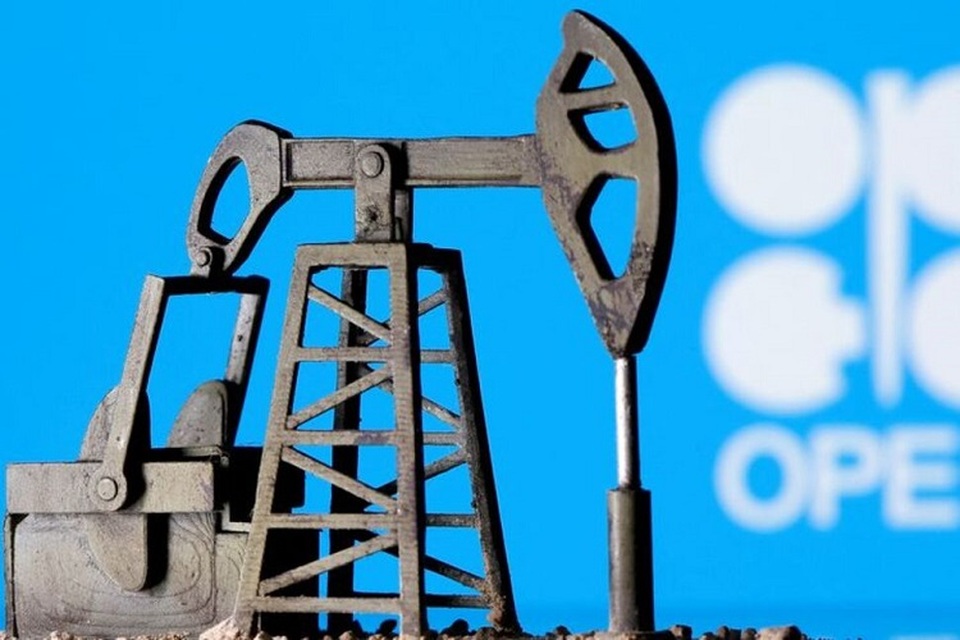 Ilustrasi soket pompa oli cetak 3D terlihat di depan logo OPEC. (FOTO: REUTERS/Dado Ruvic/File Photo)