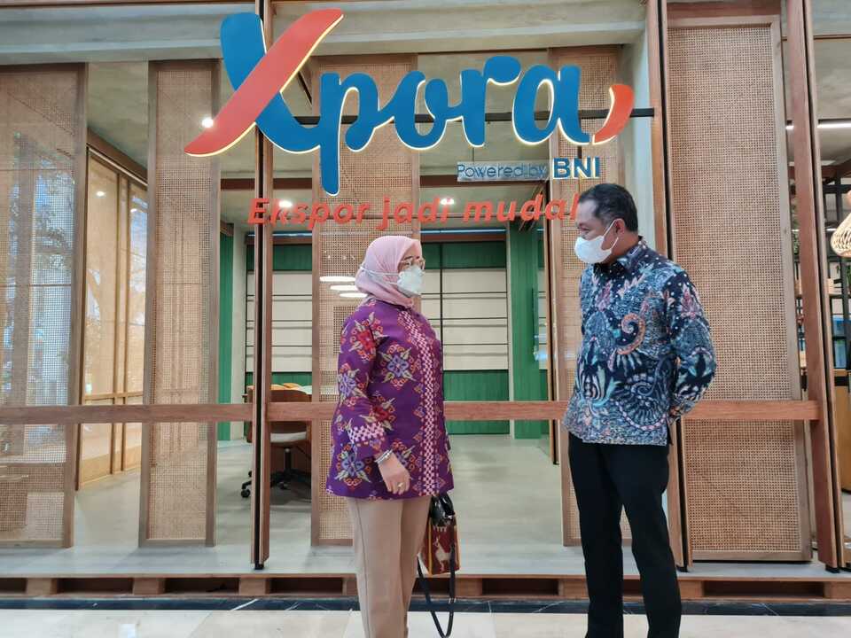 Direktur Eksekutif, Kepala Departemen Pengembangan UMKM dan Perlindungan Konsumen Bank Indonesia (BI) Yunita Resmi Sari (kiri) dan Direktur Bisnis UMKM BNI Muhammad Iqbal (kanan) berbincang-bincang di Xpora Jakarta. BNI sebagai bank global asal Indonesia telah berhasil mendorong 40 ribu UMKM Go Export.