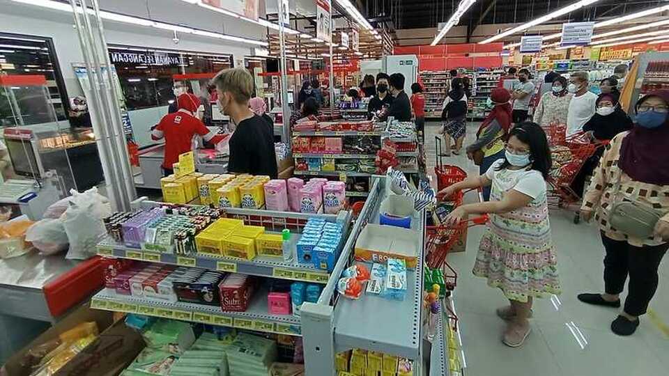 Masyarakat berbelanja kebutuhan pokok di salah satu supermarket di Serpong, Tangerang Selatan, Banten. (B-Universe Photo/Mohammad Defrizal)
