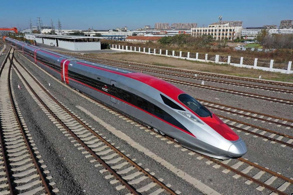 Rangkaian electric multiple unit (EMU) atau kereta untuk proyek Kereta Api Cepat Jakarta-Bandung (KCJB). Foto: KCIC