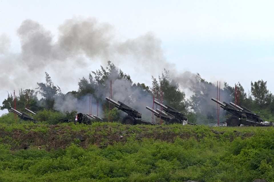 Tentara militer Taiwan menembakkan howitzer 155 inci selama latihan anti pendaratan langsung di daerah Pingtung, Taiwan selatan pada 9 Agustus 2022. (FOTO: Sam Yeh / AFP)