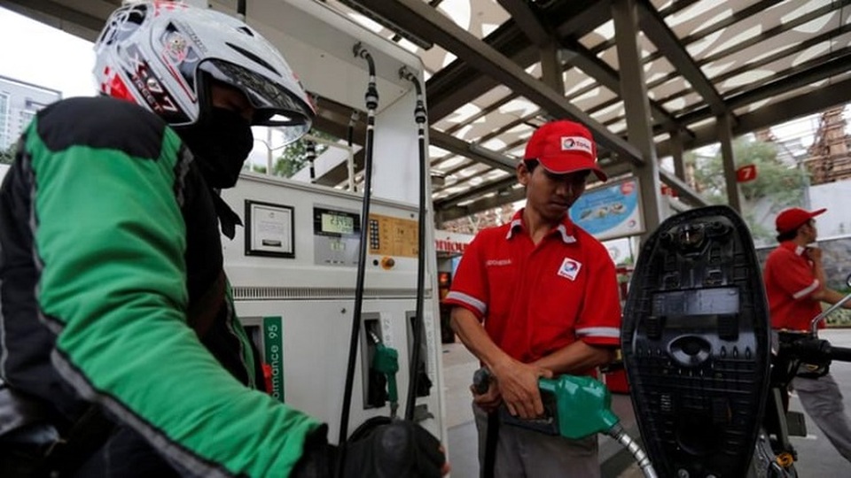 Karyawan di SPBU Total mengisi sebuah sepeda motor di Jakarta Selatan (FOTO: REUTERS/Darren Whiteside/File Photo)