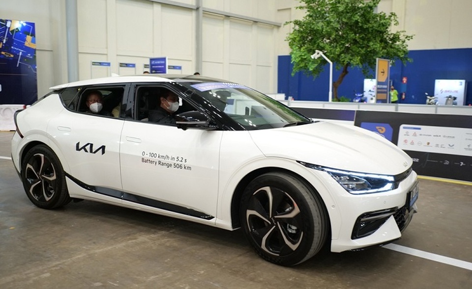 Menko Perekonomian Airlangga Hartarto melakukan test drive mobil listrik dalam pameran GIIAS 2022 di ICE BSD City, Tangerang, 11 Agustus 2022.