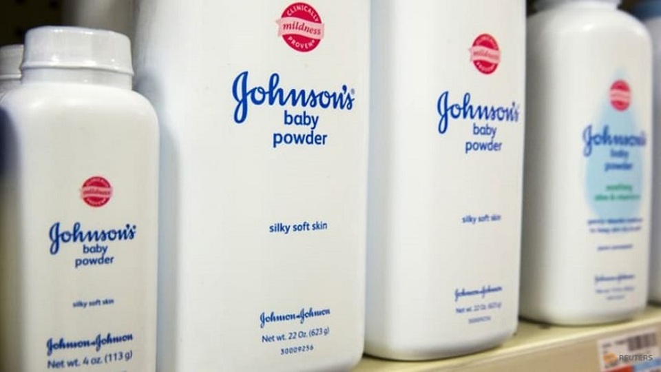 Botol bedak bayi Johnson & Johnson berjejer di rak toko obat di New York, AS pada 15 Oktober 2015. (FOTO: REUTERS/Lucas Jackson)