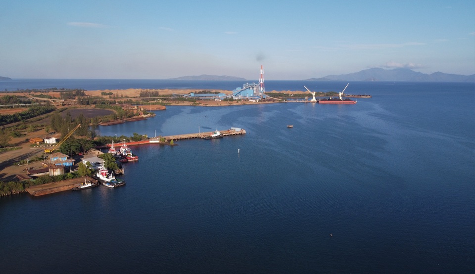Foto udara aktivitas bongkar muat nikel di areal pabrik milik PT Aneka Tambang Tbk (Antam) di Kecamatan Pomalaa, Kolaka, Sulawesi Tenggara. (ANTARA FOTO/Jojon/wsj)