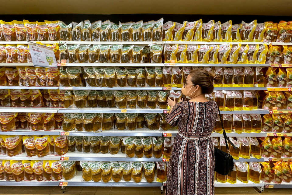 Minyak goreng kemasan. (BeritaSatu Photo/Ruht Semiono)