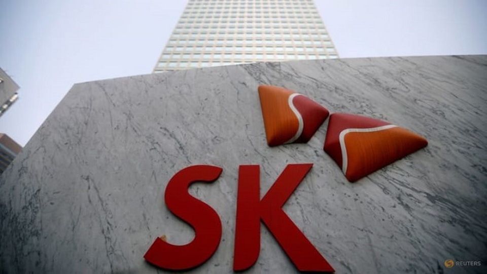 Logo SK Innovation terlihat di depan kantor pusatnya di Seoul, Korea Selatan pada 3 Februari 2017. (FOTO: Reuters/Kim Hong-Ji)