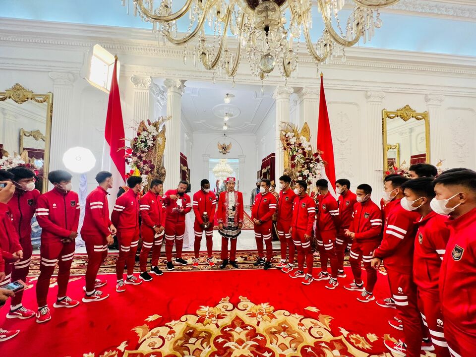 Presiden Joko Widodo (Jokowi) menerima Tim Nasional (Timnas) U-16 di Istana Merdeka, Kompleks Istana Kepresidenan Jakarta, Rabu (17/8/2022). Sumber Foto: BPMI Setpres