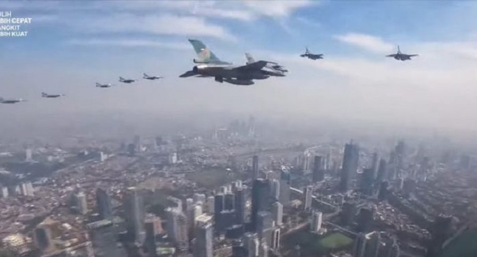 Tangkap layar atraksi flypass oleh pesawat tempur milik TNI Angkatan Udara mewarnai langit ibu kota untuk memeriahkan peringatan HUT ke-77 Republik Indonesia, Rabu (17/8/2022) (ANTARA/Mentari Dwi Gayati)