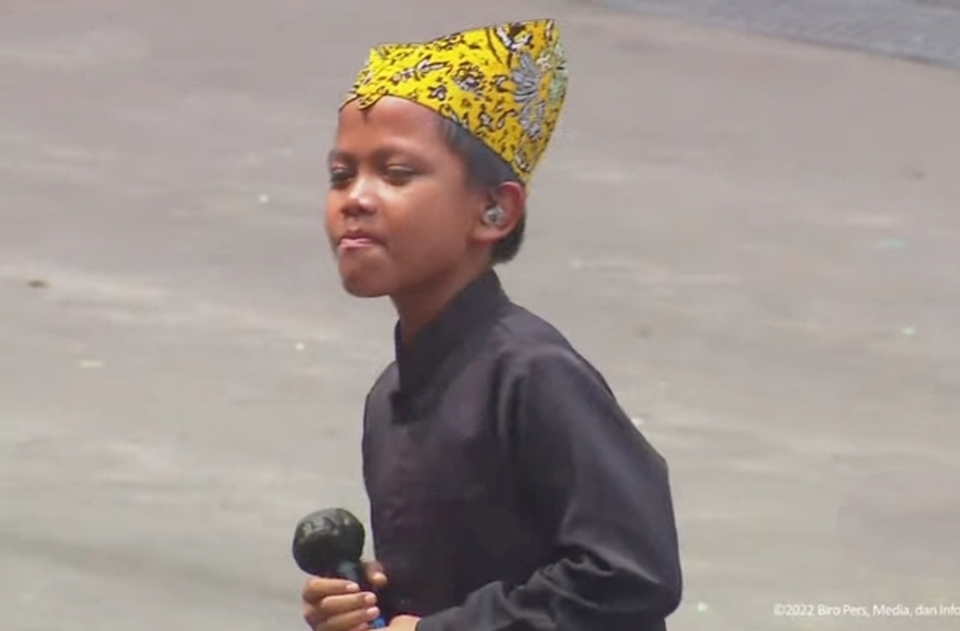 Penyanyi cilik Farel Prayoga yang tampil menyanyikan lagu "Ojo Dibandingke" pada perayaan HUT Ke-77 RI di Istana Merdeka, Rabu, 17 Agustus 2022. (Foto: Youtube Sekretariat Presiden)