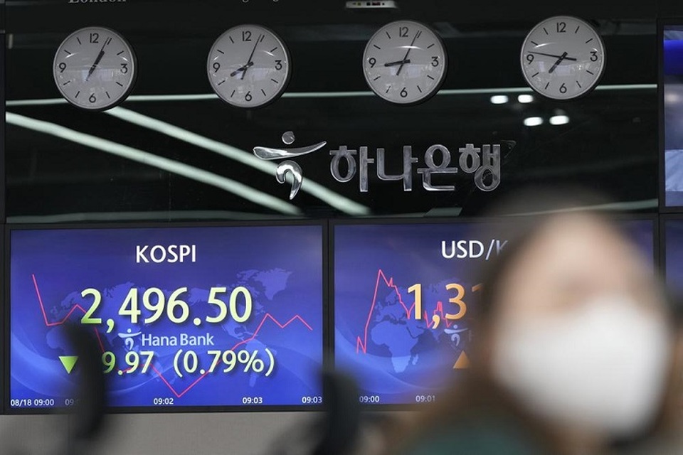Trader valas bekerja di dekat layar yang menunjukkan Indeks Harga Saham Gabungan Korea atau KOSPI (kiri) dan nilai tukar mata uang asing antara dolar AS dan won Korea Selatan di ruang transaksi valuta asing di Seoul, Korea Selatan pada 18 Agustus 2022. (FOTO: AP Photo/Lee Jin-man)