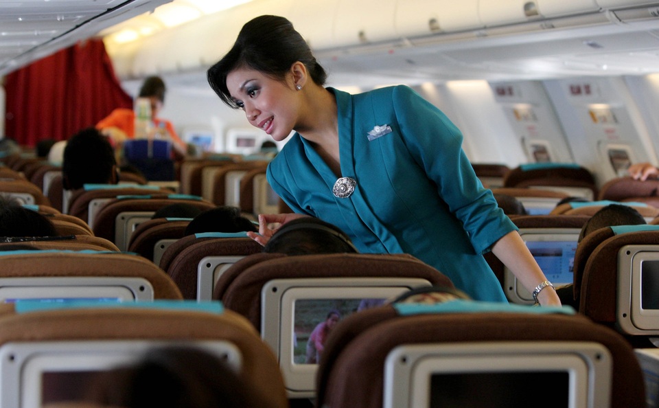 Pramugari Garuda Indonesia membagikan makanan dan minuman saat terbang. (Dok. BeritaSatu Photo)