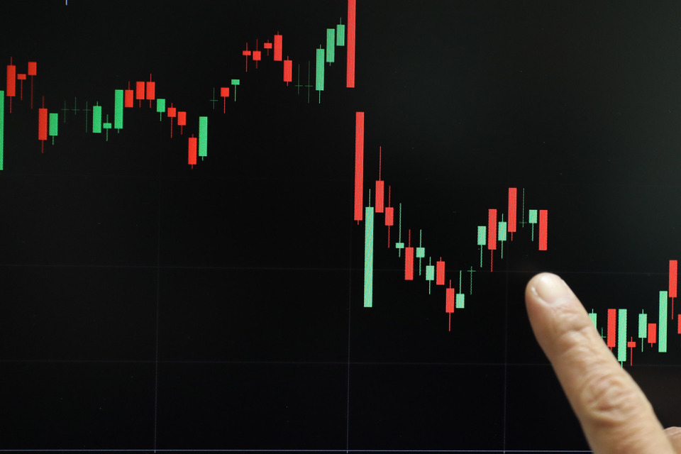Pialang menunjukkan grafik pergerakan saham di sekuritas, Jakarta. (Foto: Investor Daily/David Gita Roza)