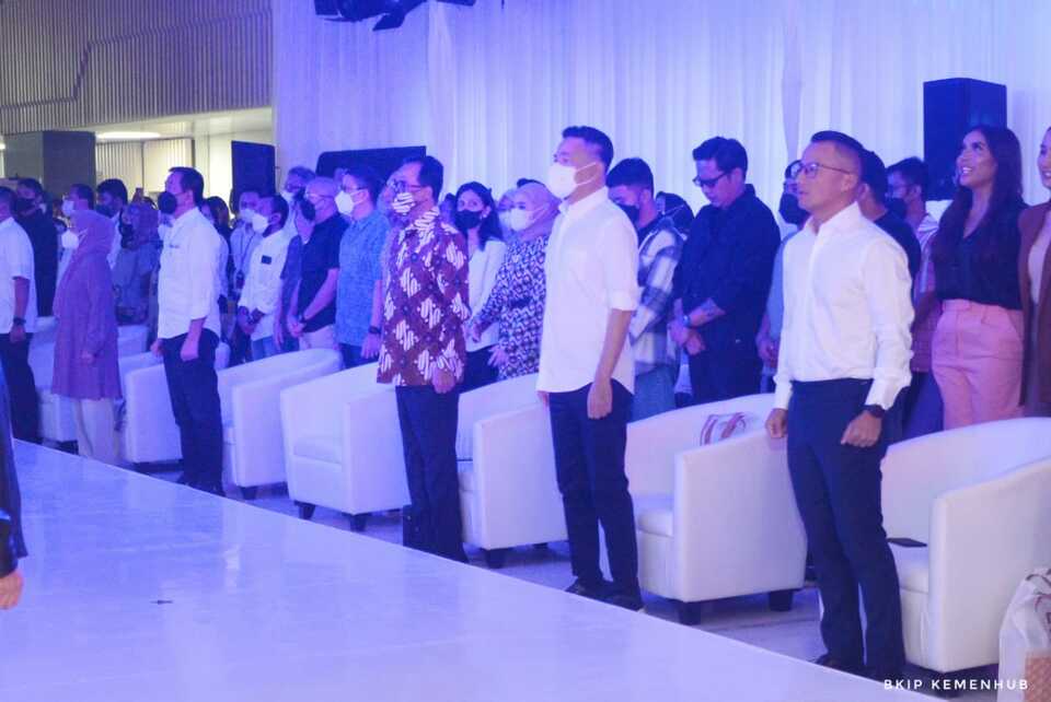 Menteri Perhubungan Budi Karya Sumadi (ketiga dari kanan paling depan) dan pemilik Lion Air Group Rusdi Kirana (kedua dari kanan paling depan) saat di acara perayaan satu tahun Super Air Jet. (Foto: BKIP Kemenhub)