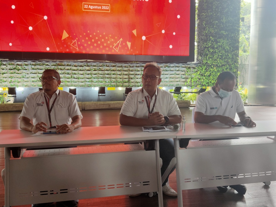 Senior Vice President Corporate Communication and Investor Relations Telkom Ahmad Reza (tengah) dalam konferensi pers di gedung Telkom, Jakarta, 22 Agustus 2022.(BSMH/Herman) 