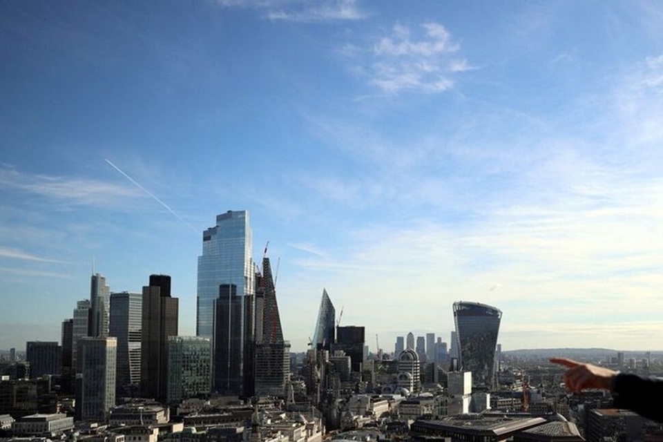 Seseorang menunjuk ke arah lokasi distrik keuangan London dari sebuah gedung tinggi di London, Inggris pada 22 Oktober 2021. (FOTO: REUTERS/Hannah McKay)