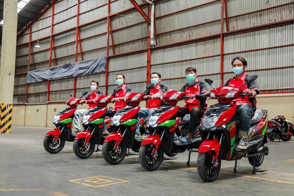 Kurir SiGesit menggunakan motor listrik Volta 401.