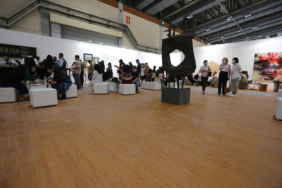 Penggunaan HPL TACO motif wood grain, vinyl tv real cherry dalam Pameran Seni ArtJakarta 2022. ( Foto: Istimewa )