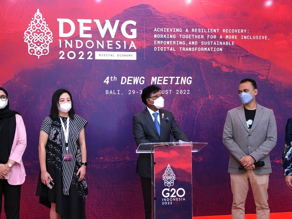 Menteri Komunikasi dan Informatika (Menkominfo) Johnny G Plate saat membuka ITF Showcasing Booth di 4th Digital Economic Working Group (DEWG) G20 di The Mulia, Nusa Dua, Bali Senin (29/8/2022).