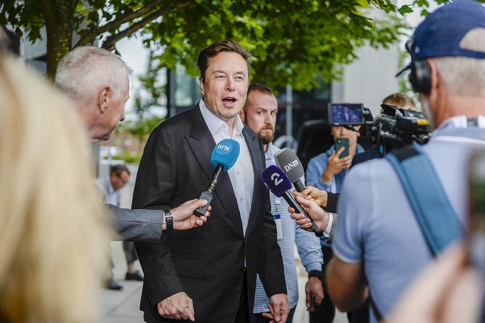 CEO Tesla Elon Musk diwawancara setibanya di pertemuan Offshore Northern Seas 2022 (ONS) Stavanger, Norwegia pada 29 Agustus 2022. Pertemuan diadakan hingga 1 September 2022, menyajikan perkembangan terbaru di Norwegia dan internasional terkait sektor energi, minyak dan gas. (FOTO: Carina Johansen / NTB / AFP)