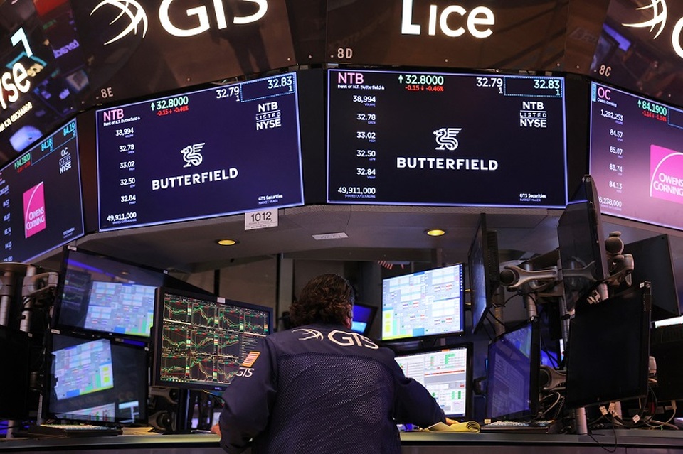 Trader bekerja di lantai Bursa Efek New York, AS. (FOTO: Michael M. Santiago / GETTY IMAGES NORTH AMERICA / Getty Images via AFP)