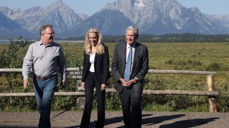 Presiden dan CEO Federal Reserve (Fed) Bank of New York John C. Williams, Wakil Dewan Gubernur Fed Lael Brainard, dan Gubernur Fed Jerome Powell berjalan di Taman Nasional Teton di mana para pemimpin keuangan dari seluruh dunia berkumpul untuk Jackson Hole Economic Symposium di Wyoming, AS pada 26 Agustus 2022. (FOTO: Jim Urquhart / Reuters)