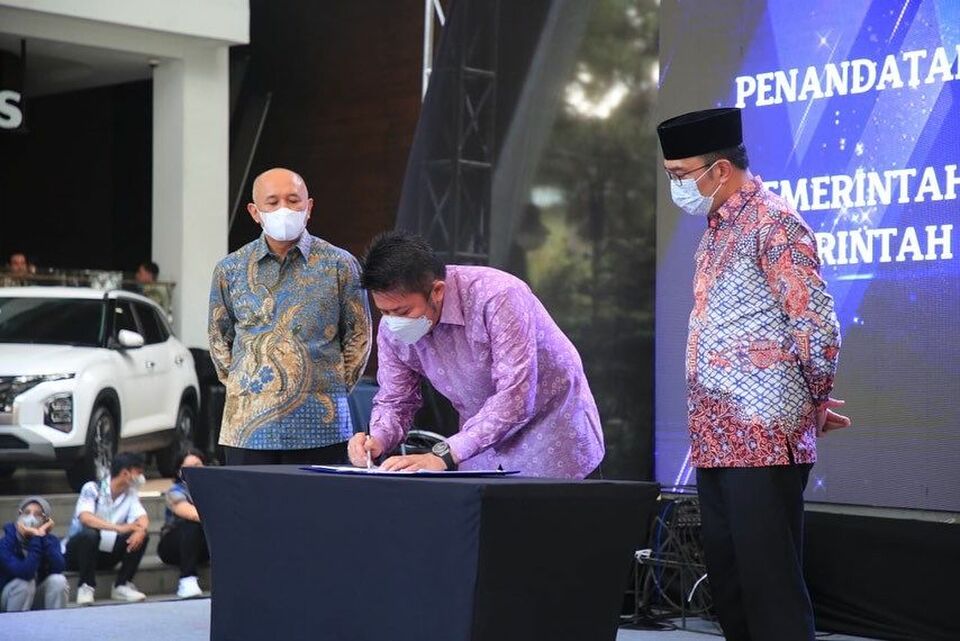 Penandatanganan kerja sama sektor perdagangan antara Gubernur Sumatera Selatan Herman Deru dan Guburenur Jawa Barat Ridwan Kamil yang disaksikan oleh Menteri Koperasi dan UKM Teten Masduki