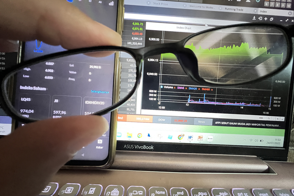 Investor memperhatikan pergerakan saham. (Investor Daily/David Gita Roza)