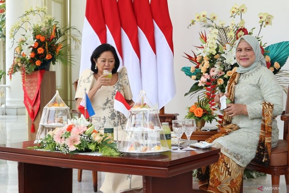 Ibu Iriana Jokowi mencicipi penganan ringan bersama dengan Ibu Negara Filipina Louise Araneta-Marcos di veranda Istana Kepresidenan Bogor pada Senin (5/9/2022). (FOTO: ANTARA/Desca Lidya Natalia)
