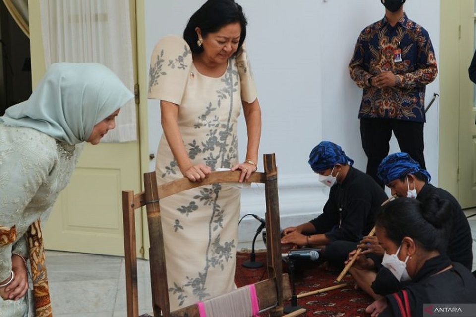 Ibu Iriana Jokowi mencicipi penganan ringan bersama dengan Ibu Negara Filipina Louise Araneta-Marcos di veranda Istana Kepresidenan Bogor pada Senin (5/9/2022). (FOTO: ANTARA/Desca Lidya Natalia)