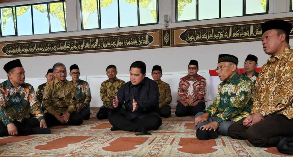 Ketua Panitia Pengarah Peringatan Satu Abad Nahdlatul Ulama, Erick Thohir memberikan bantuan umrah dan bantuan tunjangan hidup di hari tua kepada tokoh diaspora Indonesia di Belanda yang selama ini berkhidmad untuk syiar Islam.