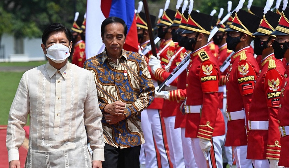 Presiden Filipina Ferdinand Romualdez Marcos Jr dan Presiden Indonesia Joko Widodo (Jokowi). (Photo by ADEK BERRY / POOL / AFP)