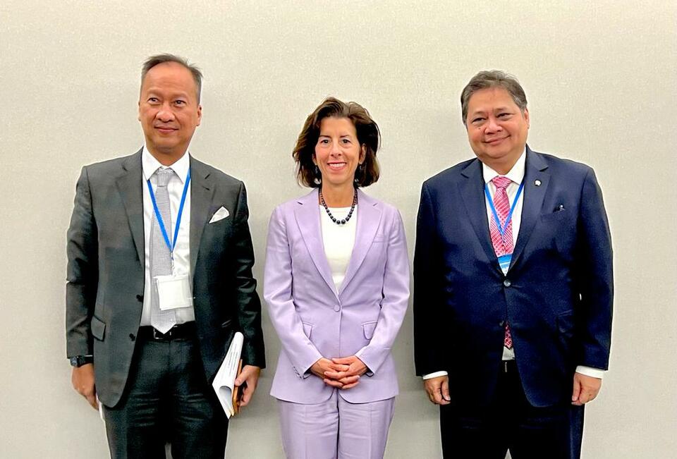 Menko Airlangga didampingi oleh dan Menteri Perindustrian Agus Gumiwang Kartasasmita, menggelar pertemuan dengan Gina Raimondo, U.S. Secretary of Commerce.