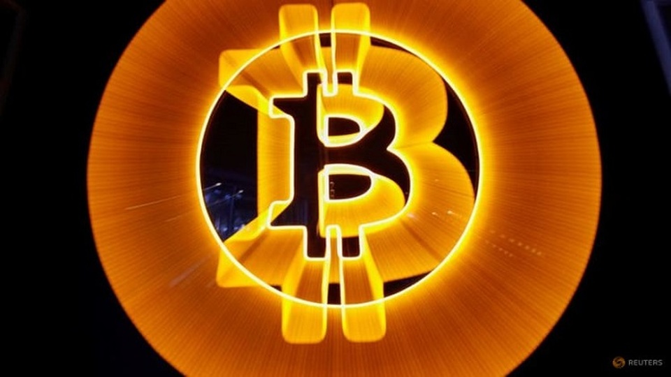 Logo neon aset kripto Bitcoin terlihat di kafe Crypstation, pusat kota Buenos Aires, Argentina pada 5 Mei 2022. (FOTO: Reuters/Agustin Marcarian)