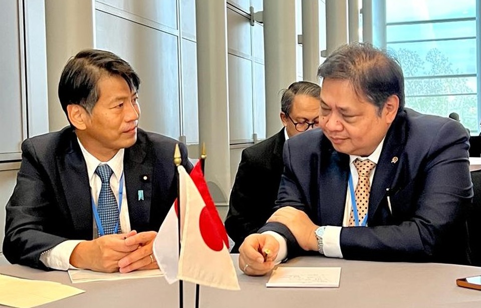 Menteri Koordinator Bidang Perekonomian Airlangga Hartarto didampingi Menteri Perindustrian Agus Gumiwang Kartasasmita bertemu dengan Menteri Energi, Perdagangan, dan Industri (METI) Jepang Nishimura Yasutoshi.