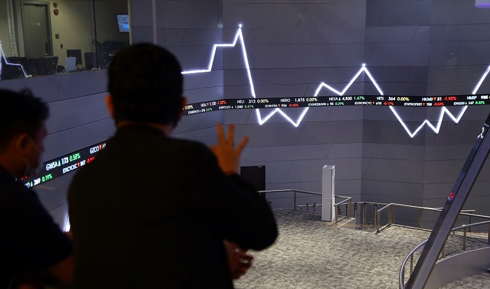 Pengunjung melihat pergerakan harga saham di main hall Bursa Efek Indonesia (BEI), Jakarta. (BeritaSatu Photo/Mohammad Defrizal)
