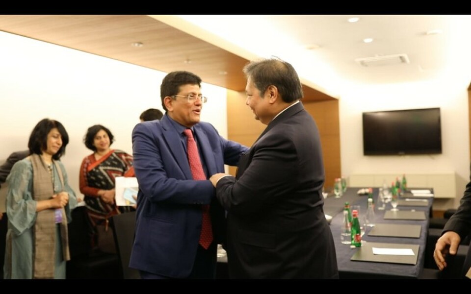 Menteri Koordinator Bidang Perekonomian Airlangga Hartarto dalam pertemuan dengan Menteri Perdagangan dan Industri Republik India Piyush Goyal di Los Angeles, setelah Forum Indo Pacific Economic Framework (IPEF) ditutup Jumat (9/9/2022).
Sumber: Istimewa