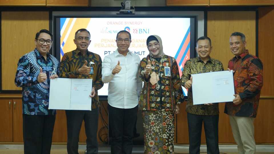 Penerbitan KKPD BNI-Bank Sumut - (Ki-ka) VP Divisi Bisnis Kartu BNI Erick Runtu, Pemimpin BNI Wilayah Medan Teddy M Isman, Direktur Utama Bank Sumut Rahmat Fadillah Pohan, Wakil Direktur Utama BNI Adi Sulistyowati, Direktur Pemasaran Bank Sumut Hadi Sucipto, dan Pemimpin Divisi Operasional Bank Sumut Heru Mardiansyah usai penandatanganan kerja sama Penerbitakan Kartu Kredit Pemerintah Domestik (KKPD) di Medan, Jumat (9/9/2022). (Foto: Istimewa)