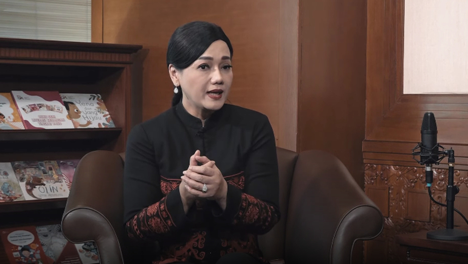 Anggota Dewan Komisioner OJK bidang Edukasi dan Perlindungan Konsumen Friderica Widyasari Dewi di acara OJK BiSa eps #1 yang disiarkan akun Youtube resmi Otoritas Jasa Keuangan, pada Jumat, 2 September 2022. (Tangkapan Layar)