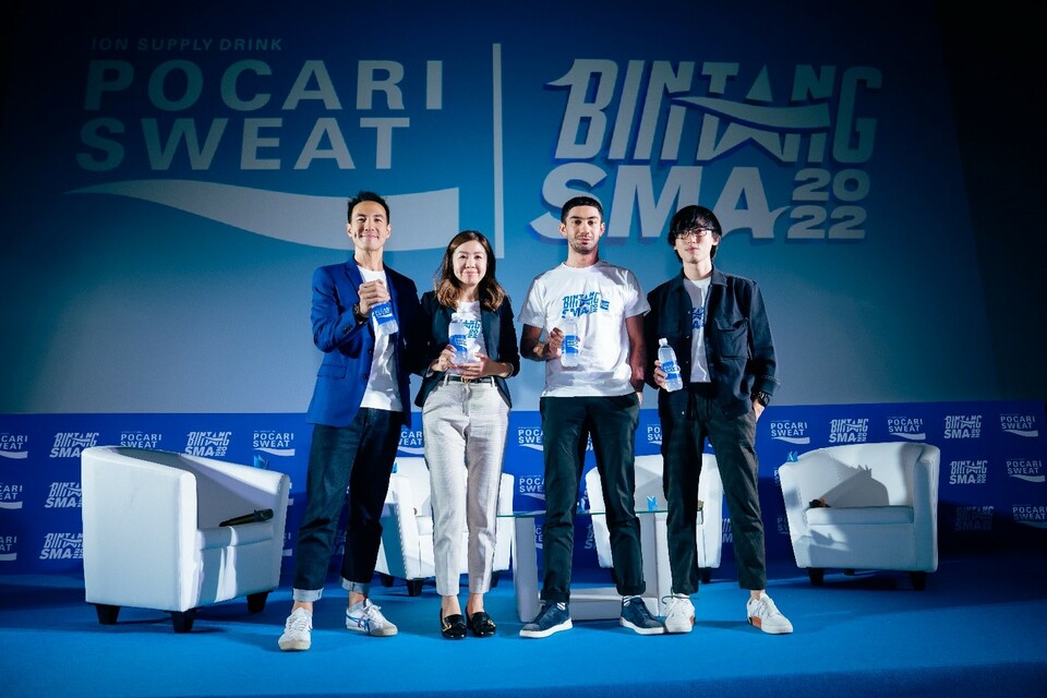 (kiri-kanan): Daniel Mananta sebagai pembawa acara, Marketing Director PT Amerta Indah Otsuka Puspita Winawati, Reza Rahadian dan Eka Gustiwana selaku panelis juri Pocari Sweat Bintang SMA 2022. ( Foto: Istimewa )