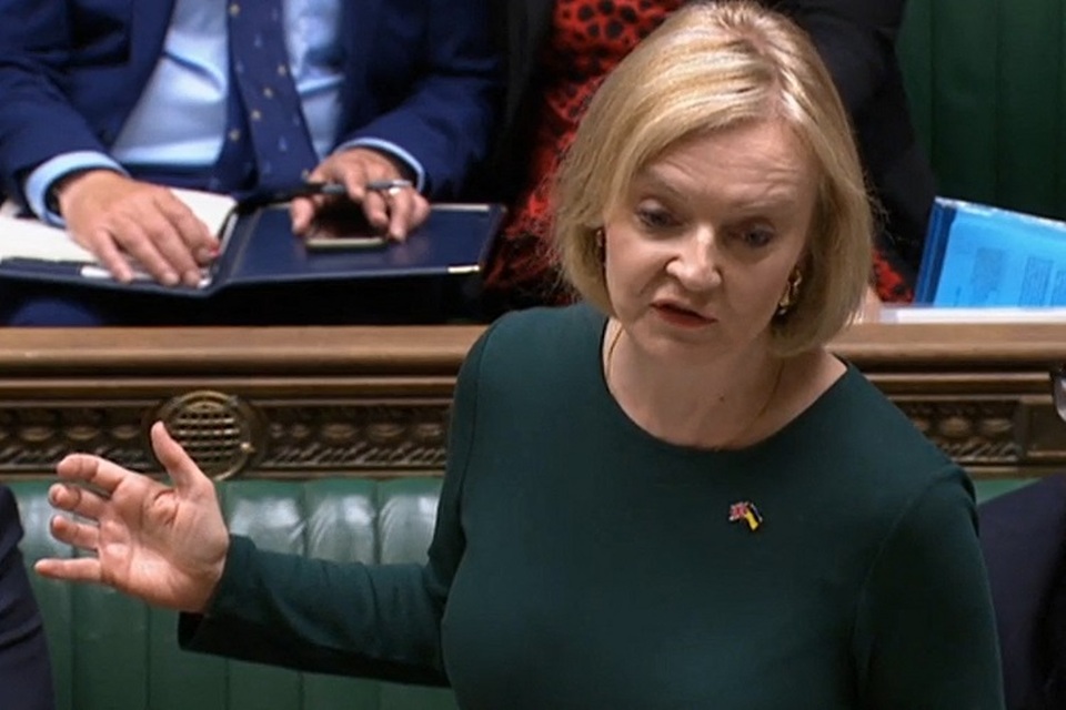 Perdana Menteri Inggris Liz Truss membuka debat tentang biaya Energi Inggris di hadapan parlemen, pusat kota London dari tangkapan layar rekaman yang disiarkan oleh Unit Perekaman Parlemen Inggris (PRU) melalui situs web TV Parlemen pada 8 September 2022. (FOTO: PRU / AFP)