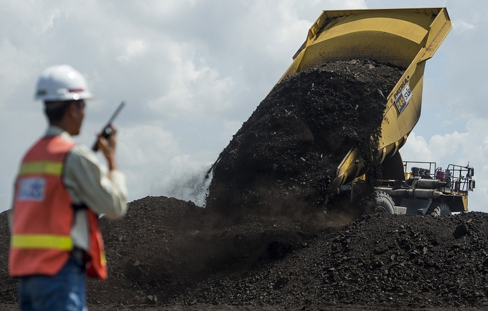 Petugas memantau heavy dump truck yang menurunkan batu bara di kawasan tambang batu bara milik Adaro, Tabalong, Kalimantan Selatan. (ANTARA FOTO/Sigid Kurniawan/foc/17)