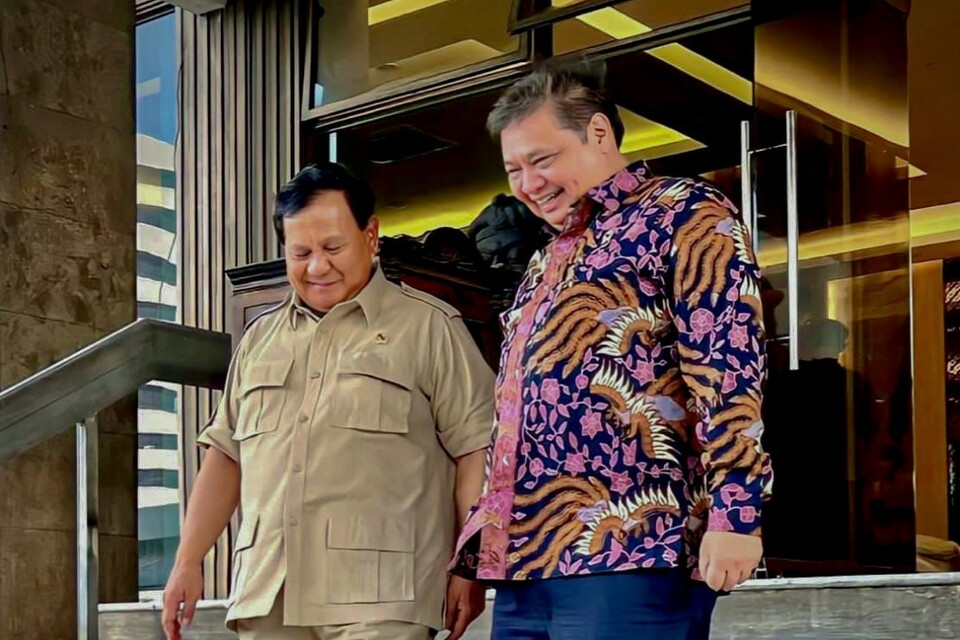 Menteri Koordinator Bidang Perekonomian Airlangga Hartarto menerima kunjungan dari Menteri Pertahanan Prabowo Subianto di kantornya pada Senin (19/09/2022) sore di Jakarta. Dalam pertemuan itu, keduanya mengangkat seputar isu-isu global dan tantangan yang sedang dihadapi dunia, juga berbagai dinamika permasalahan nasional, terutama yang berkaitan dengan isu-isu kemandirian ekonomi, ketahanan nasional, dan keamanan.