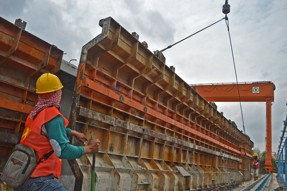 Sejumlah pekerja mengerjakan pembuatan full slab di plant Grup Waskita. (Dok. BeritaSatu Photo)
