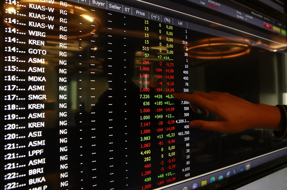 Investor memantau monitor pergerakan saham di galeri sekuritas, Jakarta. (Beritasatu Photo/Uthan AR)