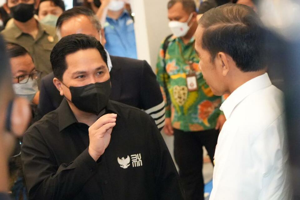 (kiri) Menteri BUMN Erick Thohir dan (kanan) Presiden Jokowi dalam BUMN StartUp Day, Senin (26/9/2022).